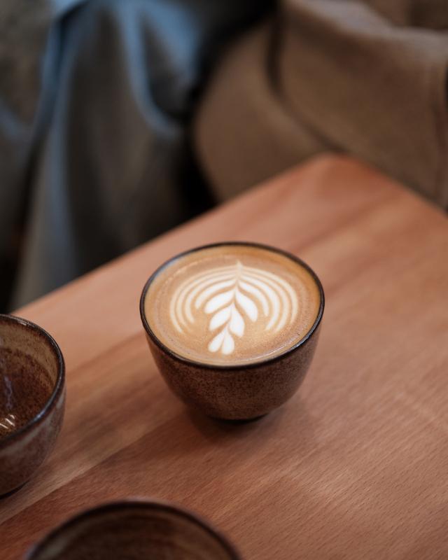 keramikkop med cappuccino med latteart paa toppen