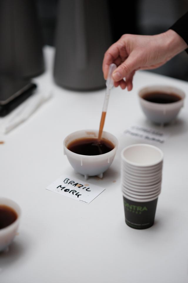 kaffecupping med pipette brazil moerkristet kaffe