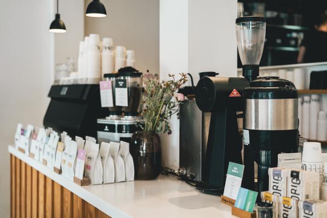 disk i en kaffebar med en masse kaffebryggeudstyr