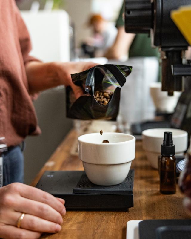 Kaffebønner doseres i en lille skaal der staar paa en kaffevaegt