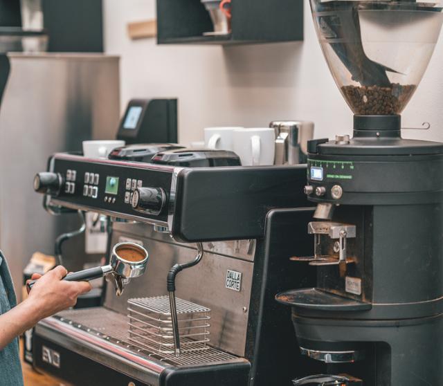 Perfekt tampet espressokaffe til brygning paa manuel espressomaskine