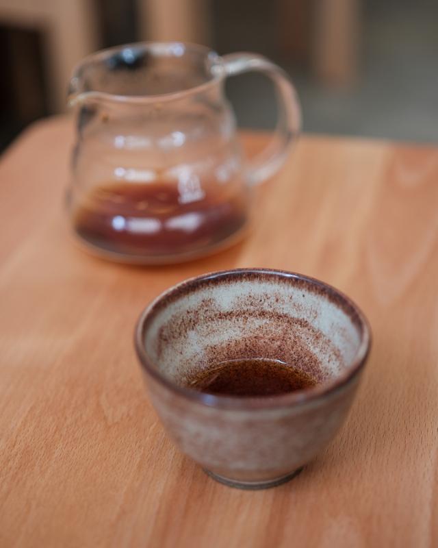 koffeinfri kaffe i keramikkop og glaskande med kaffe