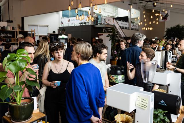 mange mennesker der drikke kaffe til en konference