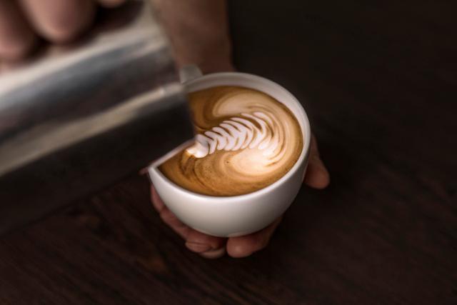 Steamet maelk haeldes op til latteart i cappuccino