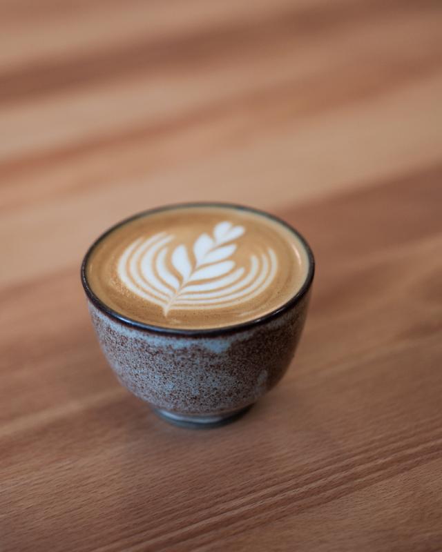 latteart paa toppen af en kop kaffe i keramikkop